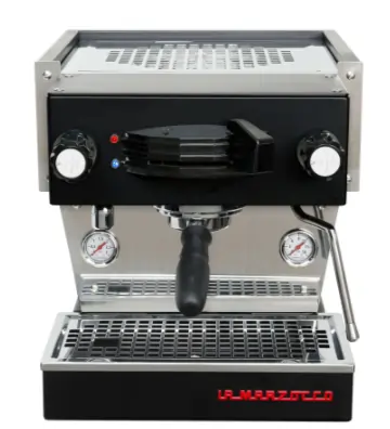 Schwarze Siebträgerkaffemaschine von vorne ohne Zubehör 